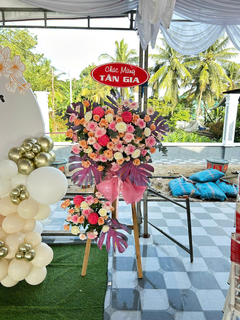 Kệ Hoa Khai Trương Tone Mix Hiện Đại